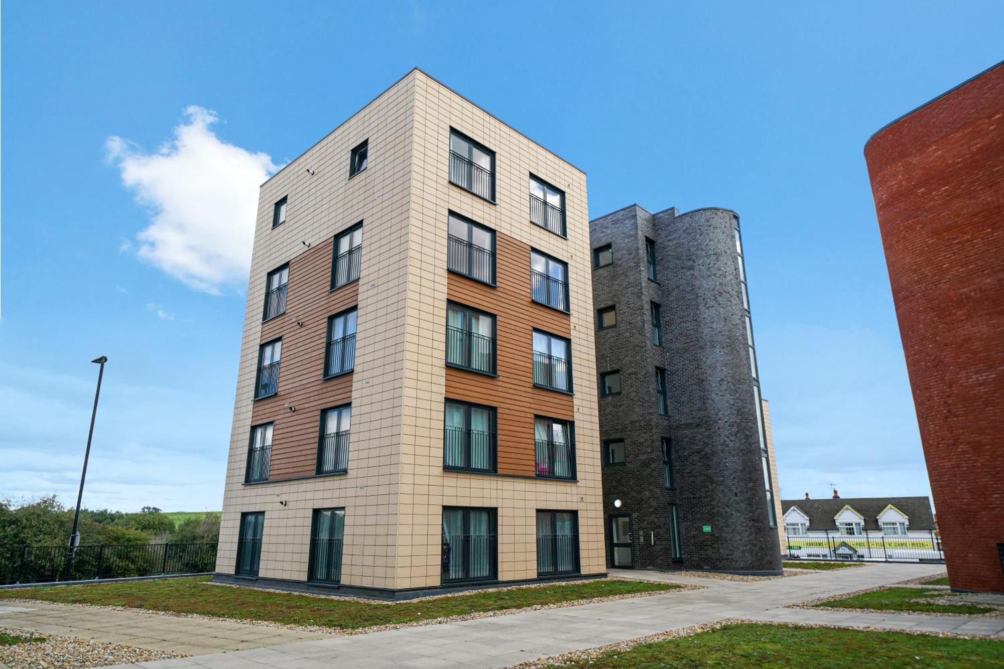 One And Two Bed Apartments Slough Near Heathrow Colnbrook Buitenkant foto