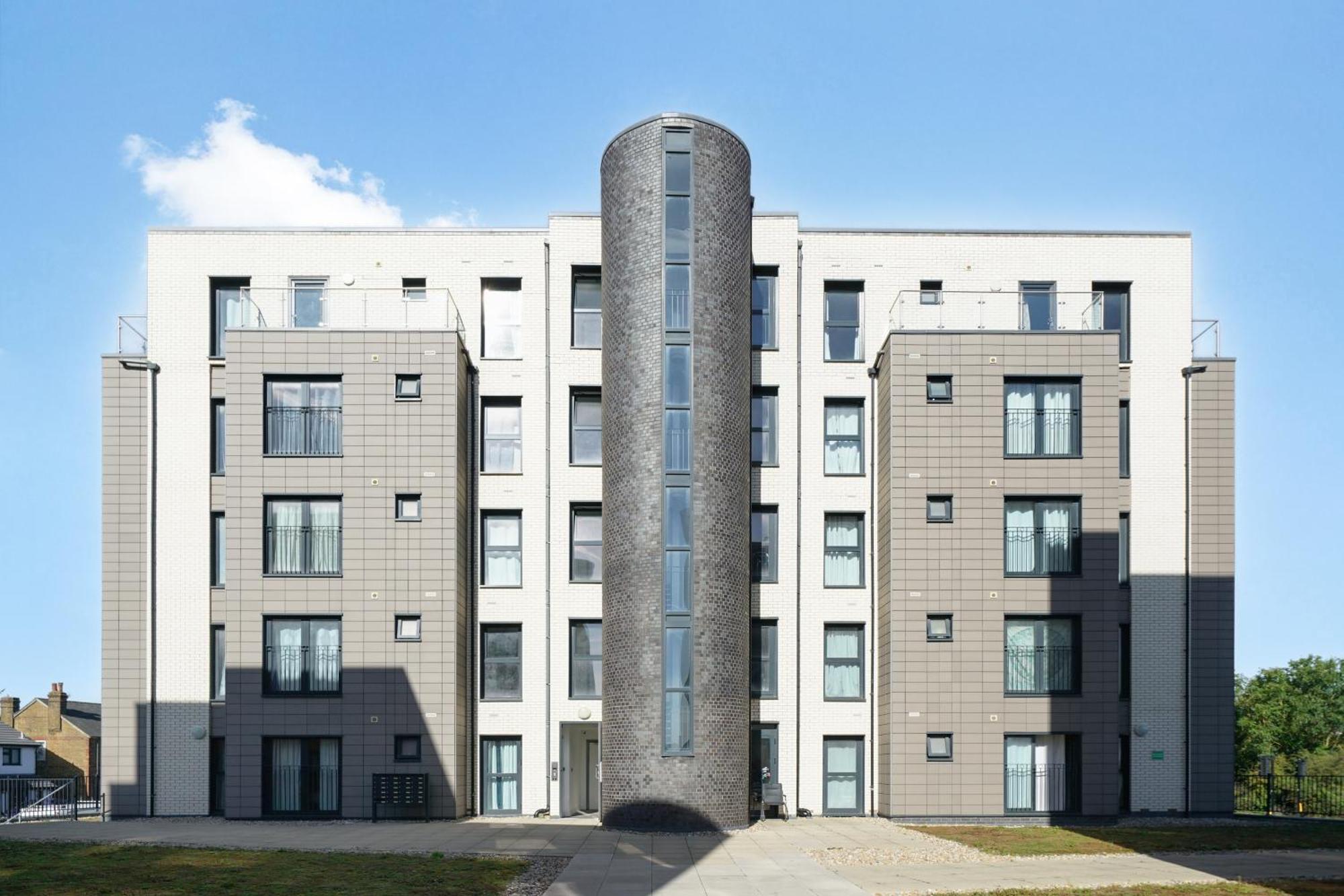 One And Two Bed Apartments Slough Near Heathrow Colnbrook Buitenkant foto