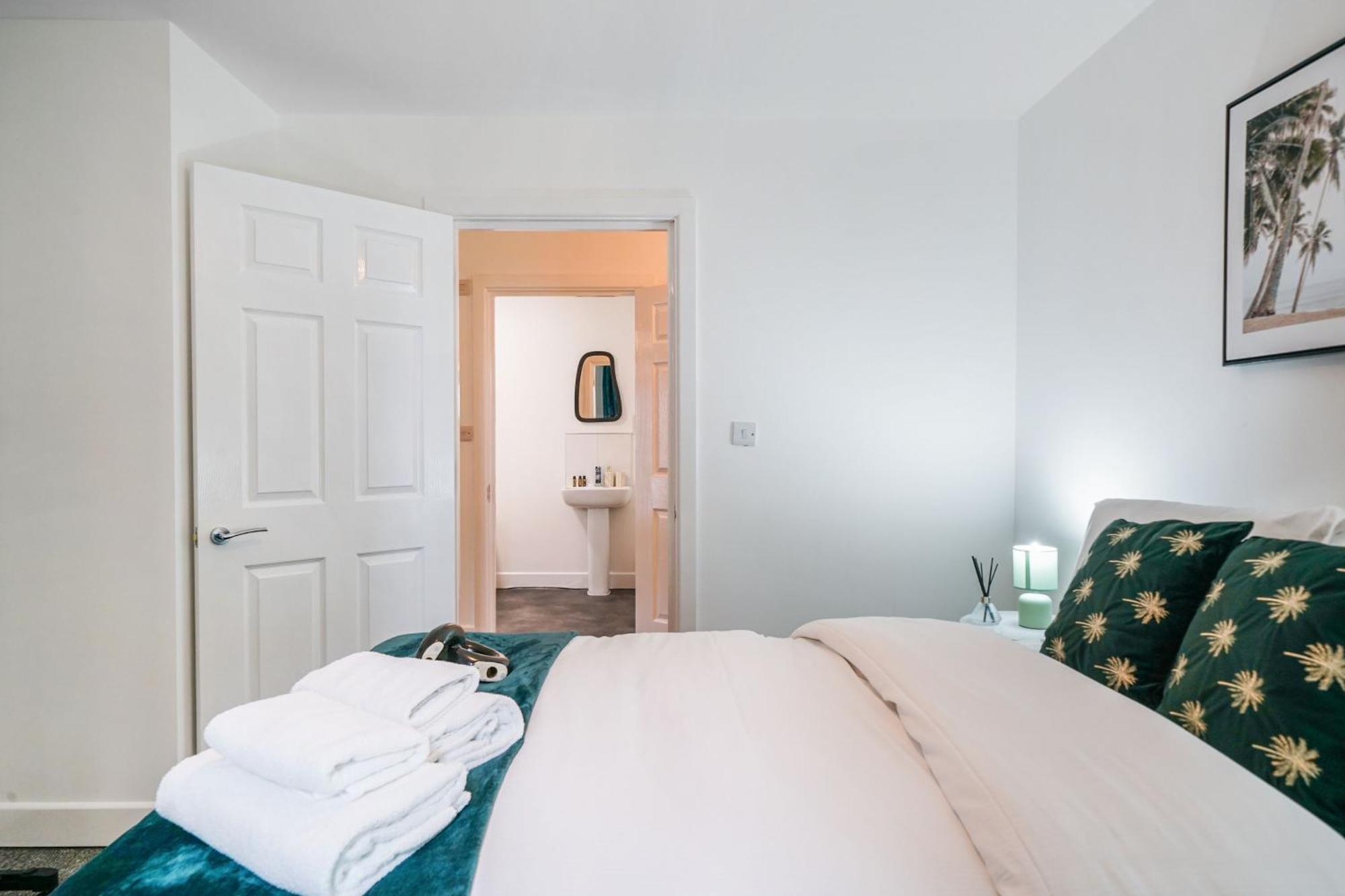 One And Two Bed Apartments Slough Near Heathrow Colnbrook Buitenkant foto