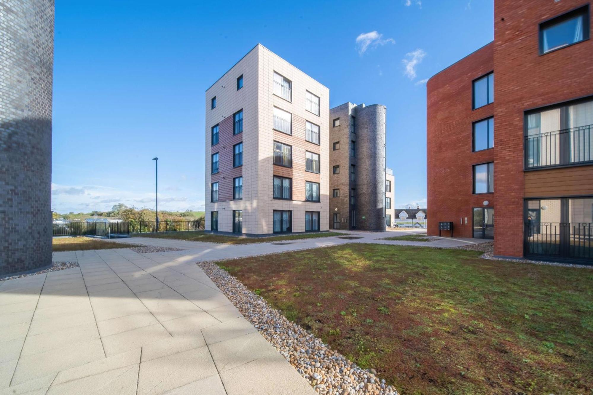 One And Two Bed Apartments Slough Near Heathrow Colnbrook Buitenkant foto