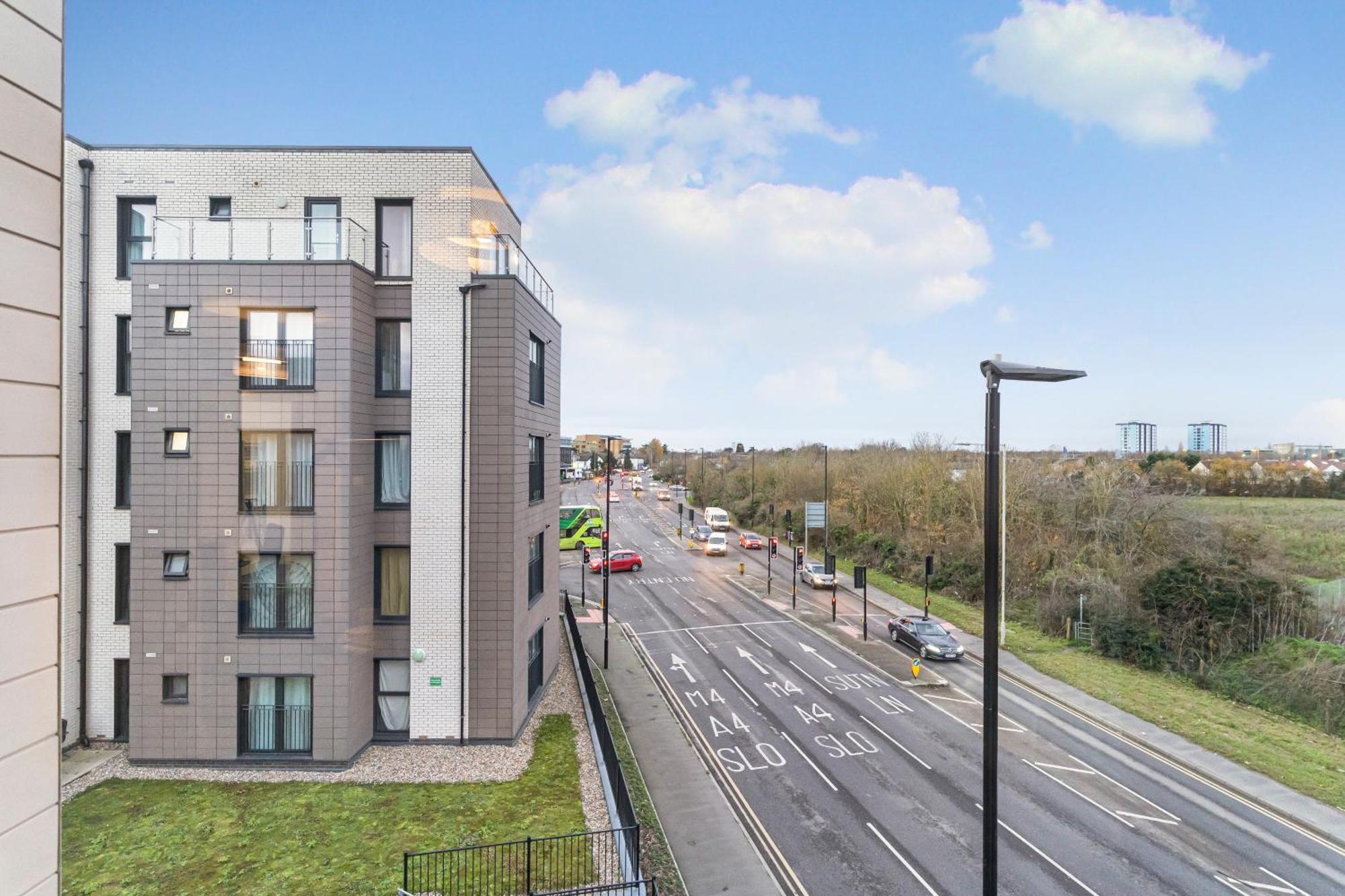 One And Two Bed Apartments Slough Near Heathrow Colnbrook Buitenkant foto